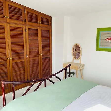 Self-contained Floor Of Quinta / Guia (Faro)