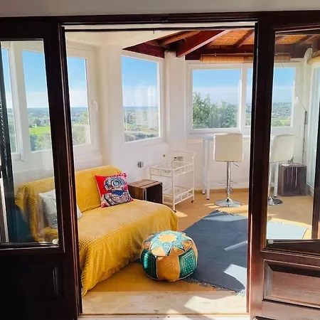 Self-contained Floor Of Quinta / Guia (Faro)